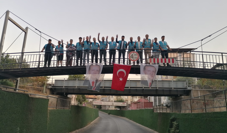Gençlerden bayraklı yanıt: “Birlik ruhumuzu bozamayacaksınız” 