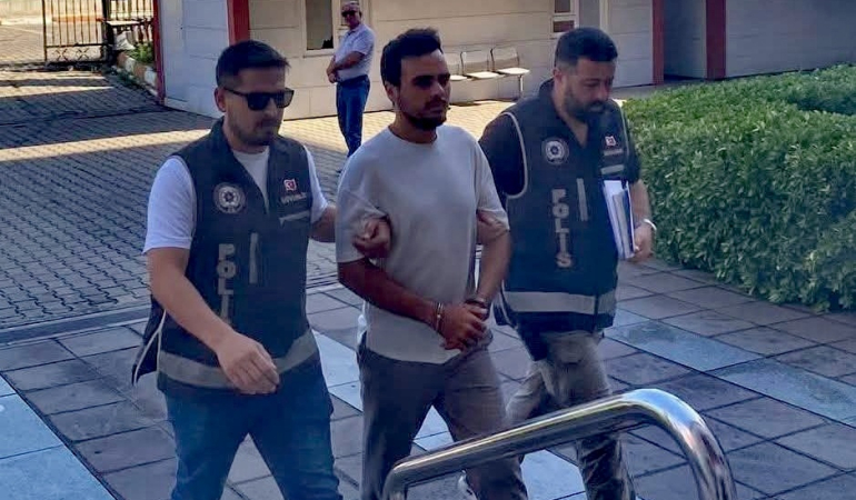 Cumhurbaşkanına hakaret içerikli maketi asan şüpheli yakalandı
