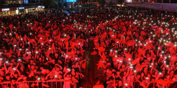 Aydın’da 104. yıl coşkusu: On binler kent meydanına akın etti!