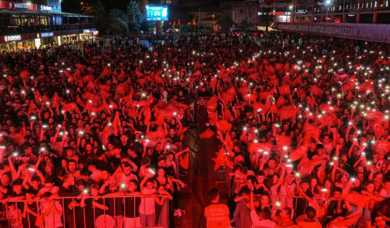 Aydın’da 104. yıl coşkusu: On binler kent meydanına akın etti!