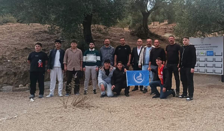 Ülkücü gençler Mastaura ve Horasan Mezarlığı’nı ziyaret etti